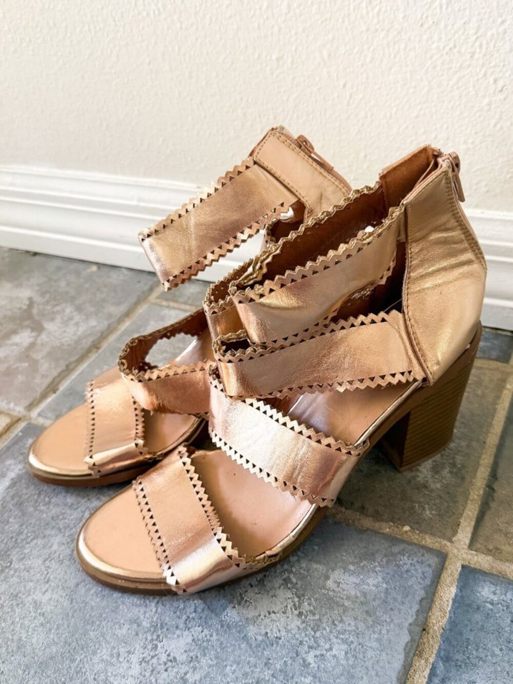 Yoki Rose Gold Metallic Strappy Block Heel Sandals Women’s Size 9